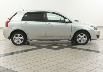 Подержанный автомобиль Toyota Corolla Hatchback 2004 года (5 фото)