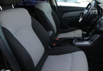 Подержанный автомобиль Chevrolet Cruze Hatchback 2013 года (10 фото)