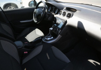 Подержанный автомобиль Peugeot 308 Hatchback 2011 года (9 фото)