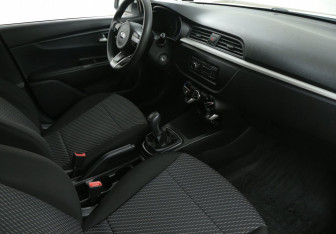 Подержанный автомобиль Kia Rio Sedan 2018 года (9 фото)