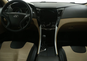Подержанный автомобиль Hyundai Sonata 2010 года (12 фото)