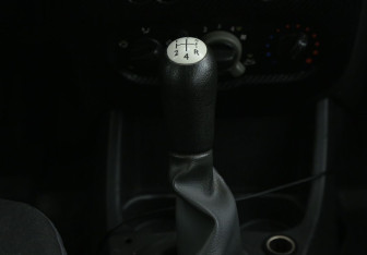 Подержанный автомобиль Renault Logan Sedan 2012 года (15 фото)