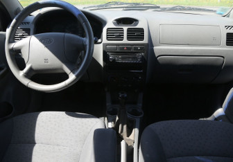 Подержанный автомобиль Kia Rio Wagon 2004 года (12 фото)