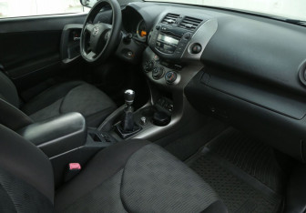 Подержанный автомобиль Toyota RAV4 2011 года (9 фото)