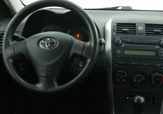 Подержанный автомобиль Toyota Corolla Sedan 2007 года (14 фото)