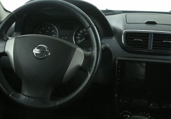 Подержанный автомобиль Nissan Terrano 2015 года (14 фото)