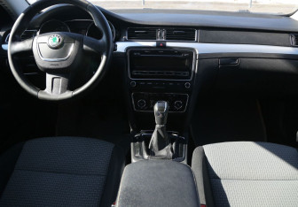 Подержанный автомобиль Skoda Superb Liftback 2011 года (12 фото)
