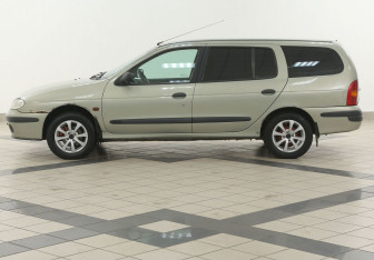 Подержанный автомобиль Renault Megane Wagon 2000 года (7 фото)