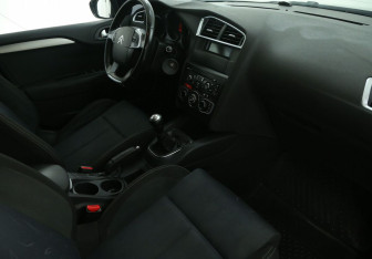 Подержанный автомобиль Citroen C4 Hatchback 2012 года (9 фото)