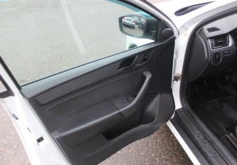 Подержанный автомобиль Skoda Rapid Liftback 2015 года (9 фото)