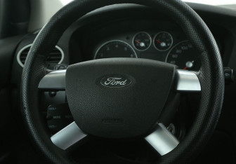 Подержанный автомобиль Ford Focus Sedan 2006 года (16 фото)