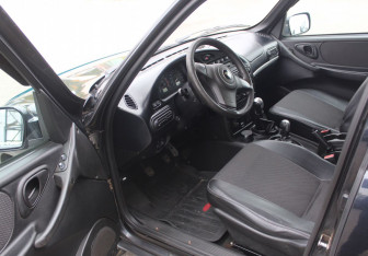 Подержанный автомобиль Chevrolet Niva 2011 года (13 фото)