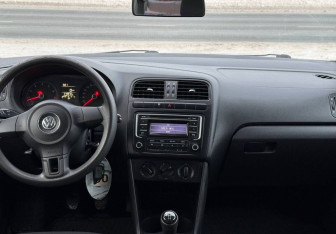 Подержанный автомобиль Volkswagen Polo Sedan 2015 года (7 фото)