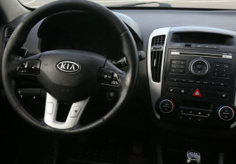 Подержанный автомобиль Kia Ceed Hatchback 2010 года (14 фото)