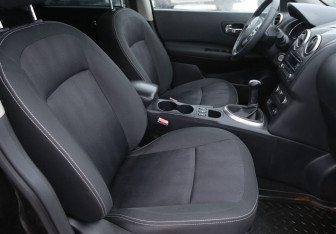 Подержанный автомобиль Nissan Qashqai 2012 года (10 фото)