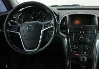 Подержанный автомобиль Opel Astra Hatchback 2010 года (14 фото)