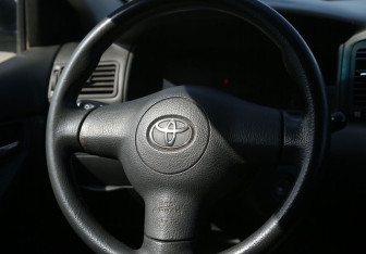 Подержанный автомобиль Toyota Corolla Sedan 2004 года (16 фото)