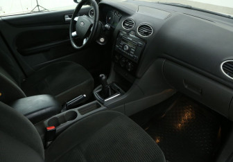 Подержанный автомобиль Ford Focus Sedan 2006 года (9 фото)
