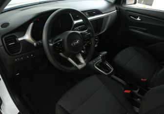 Подержанный автомобиль Kia Rio Hatchback 2021 года (13 фото)