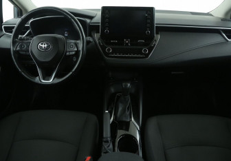 Подержанный автомобиль Toyota Corolla Sedan 2019 года (12 фото)