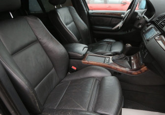 Подержанный автомобиль BMW X5 2003 года (10 фото)