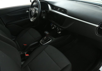 Подержанный автомобиль Kia Rio Hatchback 2021 года (16 фото)