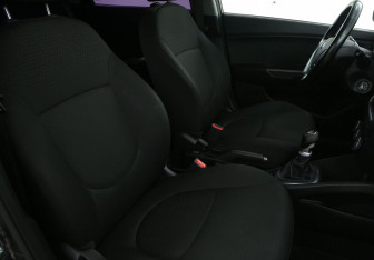 Подержанный автомобиль Kia Rio Sedan 2015 года (10 фото)