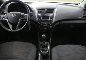 Подержанный автомобиль Hyundai Solaris Hatchback 2015 года (12 фото)
