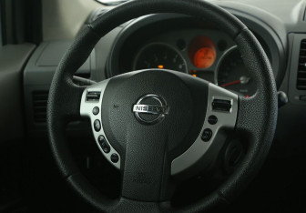 Подержанный автомобиль Nissan X-Trail 2008 года (16 фото)