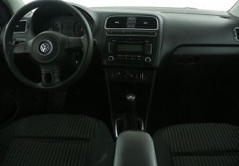 Подержанный автомобиль Volkswagen Polo Sedan 2011 года (12 фото)