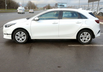 Подержанный автомобиль Kia Ceed Hatchback 2022 года (8 фото)