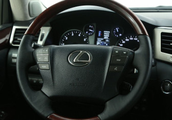 Подержанный автомобиль Lexus LX 2012 года (19 фото)