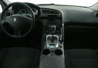 Подержанный автомобиль Peugeot 3008 2011 года (12 фото)