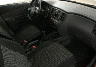 Подержанный автомобиль Kia Rio Hatchback 2010 года (9 фото)