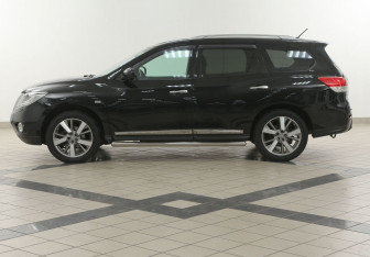 Подержанный автомобиль Nissan Pathfinder 2014 года (7 фото)