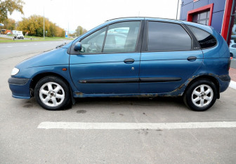 Подержанный автомобиль Renault Scenic 1999 года (8 фото)