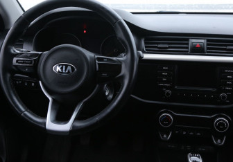 Подержанный автомобиль Kia Rio Sedan 2018 года (24 фото)