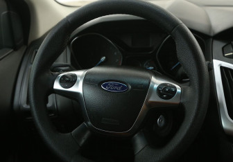 Подержанный автомобиль Ford Focus Hatchback 2012 года (17 фото)