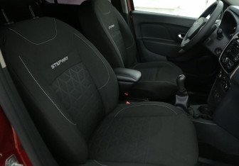 Подержанный автомобиль Renault Sandero 2018 года (10 фото)