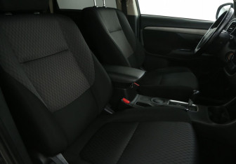 Подержанный автомобиль Mitsubishi Outlander 2015 года (10 фото)