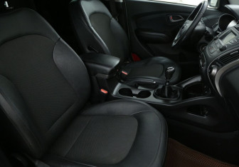 Подержанный автомобиль Hyundai ix35 2014 года (10 фото)