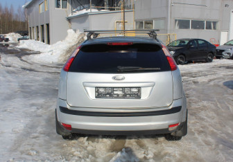 Подержанный автомобиль Ford Focus Hatchback 2005 года (6 фото)