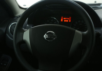Подержанный автомобиль Nissan Terrano 2014 года (16 фото)