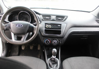 Подержанный автомобиль Kia Rio Sedan 2012 года (13 фото)