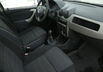 Подержанный автомобиль Renault Sandero 2010 года (9 фото)