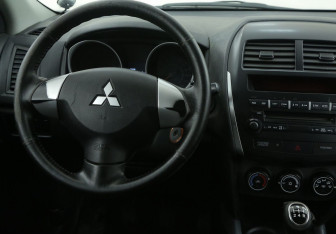 Подержанный автомобиль Mitsubishi ASX 2011 года (14 фото)