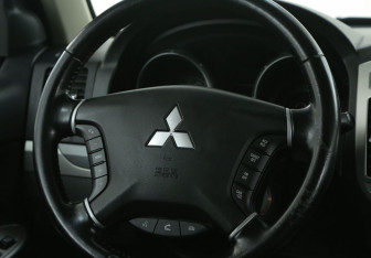Подержанный автомобиль Mitsubishi Pajero 2014 года (16 фото)