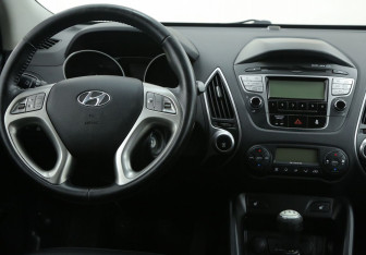 Подержанный автомобиль Hyundai ix35 2012 года (14 фото)