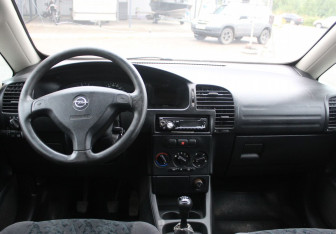 Подержанный автомобиль Opel Zafira Compactvan 2002 года (13 фото)