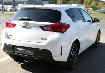 Подержанный автомобиль Toyota Auris Hatchback 2015 года (6 фото)
